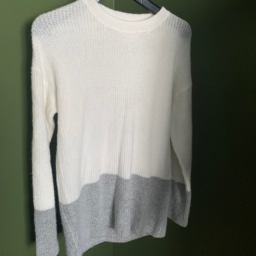 🚨White/Gray Color-block Sweater🚨